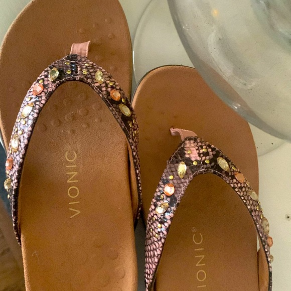 Vionic thong sandal flip flop size 7 brown pink snake skin print with gems - Picture 2 of 4